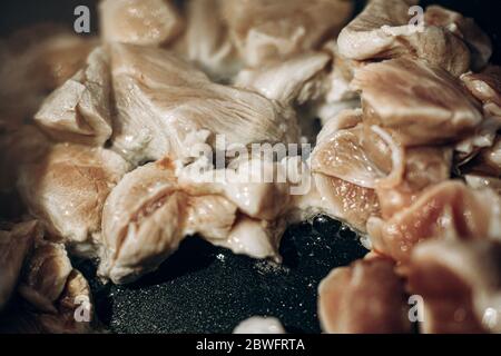 Pezzi di carne sono fritti in olio. Clan grande. Messa a fuoco selettiva Foto Stock