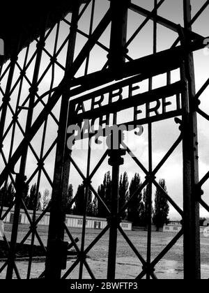 Edificio d'ingresso e porte al campo di concentramento di Dachau. Inaugurato nel 1933, è stato il primo campo di concentramento nazista e un prototipo per tutti i più avanti Foto Stock