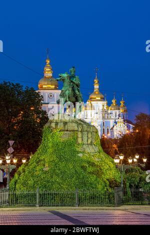 Piazza Santa Sofia`s è una delle zone più antiche della città nel centro storico di Kiev, Ucraina Foto Stock