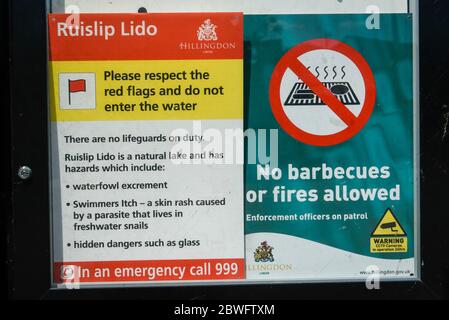 Londra, Regno Unito. 1 giugno 2020. UK Weather - un cartello all'ingresso del Ruislip Lido, nel nord-ovest di Londra, che indica alle persone di non entrare in acqua poiché contiene pericoli potenzialmente dannosi per la salute umana. Hillingdon Council ha chiuso la spiaggia al pubblico dopo diversi giorni in cui il pubblico non aderiva alle distanze sociali, poiché le restrizioni di blocco pandemiche del coronavirus sono state attenuate dal governo britannico. Il primo giorno dell'estate meteorologica, i visitatori che si sono recati fuori dall'area hanno fatto ricorso al sole su qualsiasi erba che potessero trovare. Credit: Stephen Chung / al Foto Stock