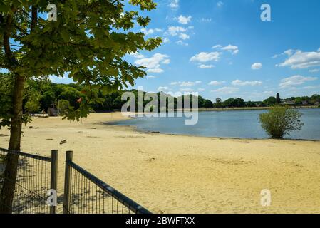 Londra, Regno Unito. 1 giugno 2020. UK Weather - la spiaggia vuota del Lido di Ruislip nel nord-ovest di Londra. Hillingdon Council ha chiuso la spiaggia al pubblico dopo diversi giorni in cui il pubblico non aderiva alle distanze sociali, poiché le restrizioni di blocco pandemiche del coronavirus sono state attenuate dal governo britannico. Il primo giorno dell'estate meteorologica, i visitatori che si sono recati fuori dall'area hanno fatto ricorso al sole su qualsiasi erba che potessero trovare. Credit: Stephen Chung / Alamy Live News Foto Stock