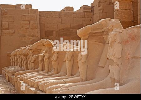 Antica statua egiziana di sfinge in pietra con testa di ariete al tempio di Karnak a Luxor Foto Stock