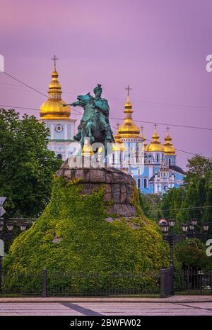 Piazza Santa Sofia`s è una delle zone più antiche della città nel centro storico di Kiev, Ucraina Foto Stock