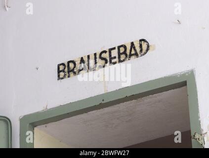 Porta alla camera a gas e all'interno del campo di concentramento di Dachau. Con parola sopra la porta, Brausebad - doccia (vasca da bagno). Inaugurato nel 1933, è stato il primo Foto Stock