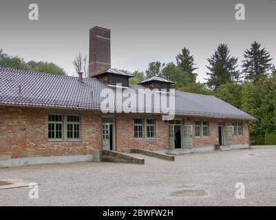 Il crematorio al campo di concentramento di Dachau. Inaugurato nel 1933, fu il primo campo di concentramento nazista e fu un prototipo per tutti gli altri concent nazisti Foto Stock