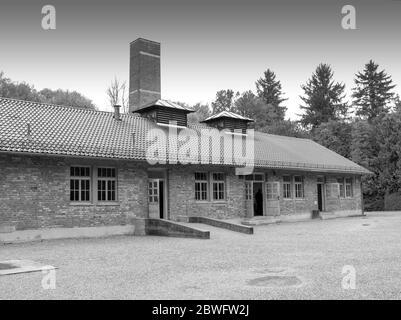 Il crematorio al campo di concentramento di Dachau. Inaugurato nel 1933, fu il primo campo di concentramento nazista e fu un prototipo per tutti gli altri concent nazisti Foto Stock