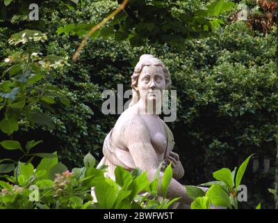 Una statua al Castello Mirabell - i giardini del Palazzo Mirabell a Salisburgo, Austria. Fu costruita nel 1606 dal principe arcivescovo Wolf Dietrich per il suo belov Foto Stock