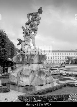 Una statua al Castello Mirabell - i giardini del Palazzo Mirabell a Salisburgo, Austria. Fu costruita nel 1606 dal principe arcivescovo Wolf Dietrich per il suo belov Foto Stock