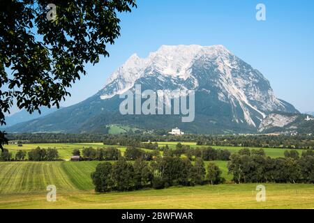 Österreich, Steiermark, Ennstal, Grimming (2351 m) und das Schloss Trautenfels Foto Stock