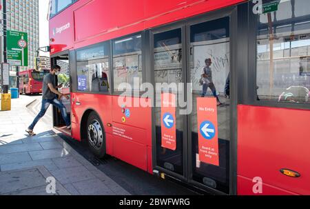 I nuovi adesivi sugli autobus ricordano ai pendolari la distanza sociale durante la pandemia COVID-19. Autobus a due piani, linea 199, Lewisham. 30 maggio 2020. Foto Stock