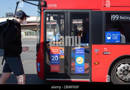 I nuovi adesivi sugli autobus ricordano ai pendolari la distanza sociale durante la pandemia COVID-19. Autobus a due piani, linea 199, Lewisham. 30 maggio 2020. Foto Stock