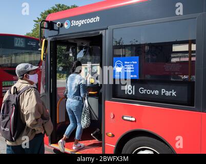 I nuovi adesivi sugli autobus ricordano ai pendolari la distanza sociale durante la pandemia COVID-19. Autobus a un solo ponte, linea 181, Lewisham. 30 maggio 2020. Foto Stock