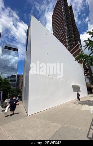 New York, New York, Stati Uniti. 1 Giugno 2020. Vista di Apple Store sul lato superiore ovest del tutto irriconoscibile, in quanto è stato imbarcato per evitare saccheggi durante le proteste di George Floyd a New York il 1° giugno 2020. Credit: Foto Rainmaker/Punch media/Alamy Live News Foto Stock