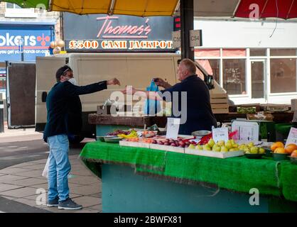 Vita quotidiana sotto coronavirus Covid-19 blocco pandemico: Mercanti di mercato e bancarelle riaprono Foto Stock