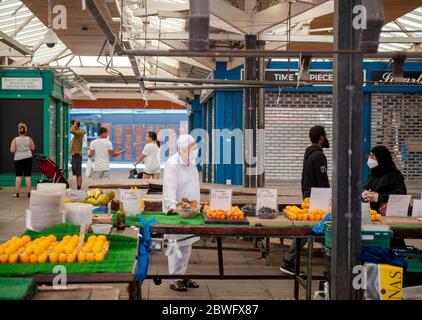 Vita quotidiana sotto coronavirus Covid-19 blocco pandemico: Mercanti di mercato e bancarelle riaprono Foto Stock