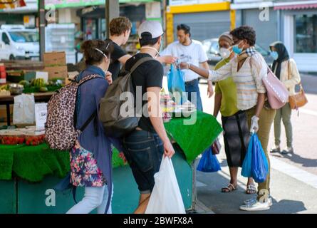 Vita quotidiana sotto coronavirus Covid-19 blocco pandemico: Mercanti di mercato e bancarelle riaprono Foto Stock