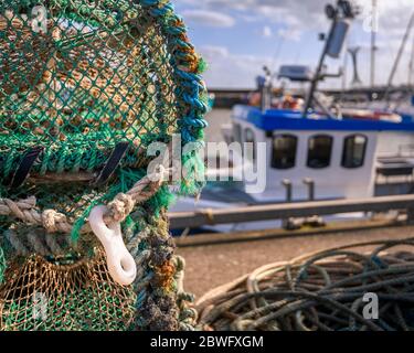 Pentole di aragosta e granchio impilate sulla banchina Foto Stock