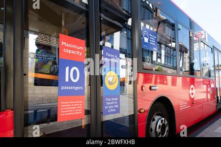 I nuovi adesivi sugli autobus ricordano ai pendolari la distanza sociale durante la pandemia COVID-19. Autobus a un solo ponte 181. 30 maggio 2020. Foto Stock