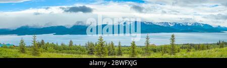 Paesaggio panoramico delle montagne Kenai attraverso Kachemak Bay, Omero, Alaska, Stati Uniti Foto Stock