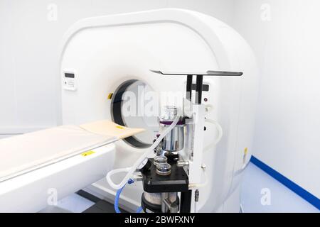 Primo piano di una macchina per la risonanza magnetica vuota / scanner per RM in una moderna clinica veterinaria. Vista della tomografia computerizzata (CT) in ospedale. Medico e Foto Stock