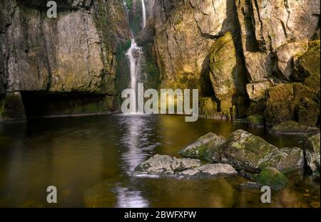 Catrigg Force è una cascata nello Yorkshire Dales vicino Stainforth ed è stato un luogo preferito del compositore Edward Elgar. Foto Stock