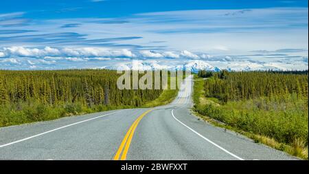 Glenn Highway con le montagne di Wrangell in distanza, Glennallen, Alaska, Stati Uniti Foto Stock