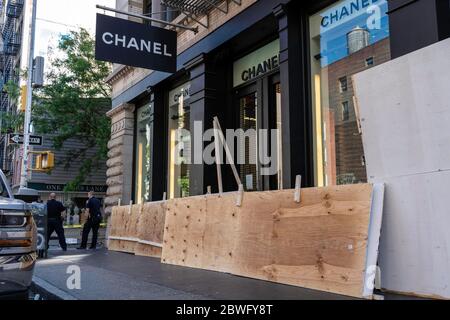 New York, New York, Stati Uniti. 1 Giugno 2020. New York, New York, Stati Uniti: windows in un negozio Chanel a SoHo sono stati abbattuto durante un'altra notte di rivolte. Credit: Corine Sciboz/ZUMA Wire/Alamy Live News Foto Stock