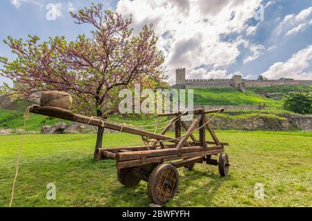 Replica di un antico catapulta con la Fortezza di Belgrado (Kalemegdan) sullo sfondo, Belgrado, Serbia Foto Stock