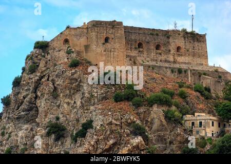 Scilla, Italia - 7 settembre 2019: Fortezza medievale il Castello di Ruffo sulla roccia di montagna in mare. Italia Meridionale Calabria. Foto Stock