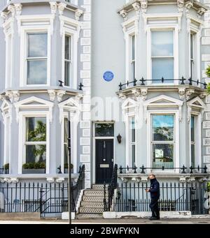 Casa al 120 Cheyne Walk, Chelsea, Londra, SW10 0ES, con la targa inglese Heritage Blue che commemora Sylvia Pankhurst, attivista per i diritti delle donne Foto Stock