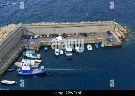 Scilla Chianalea, Italia - 10 settembre 2019: Il porto di Scilla con imbarcazione speciale per la cattura del pesce spada. Vista dall'alto sul porto marino con barca da pesca. Foto Stock