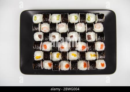 Set di sushi Hoso e panini sushi. Vari sushi e panini con formaggio di pesce. Isolato su sfondo bianco. Cucina giapponese. Foto Stock