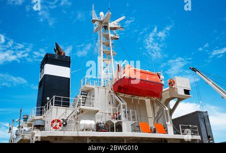 La barca di salvataggio di vita appende sulla nave grande Foto Stock