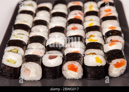 Set di sushi Hoso e panini sushi. Vari sushi e panini con formaggio di pesce. Isolato su sfondo bianco. Cucina giapponese. Foto Stock