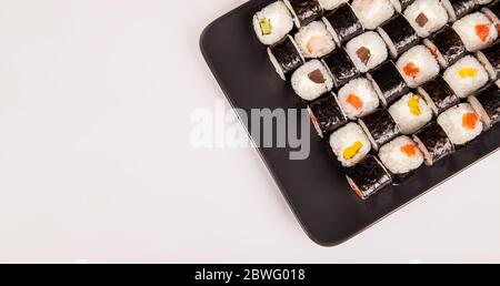 Set di sushi Hoso e panini sushi. Vari sushi e panini con formaggio di pesce. Isolato su sfondo bianco. Cucina giapponese. Foto Stock