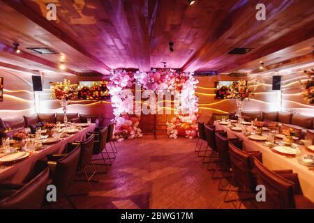 Sala ristorante con tavoli serviti Foto Stock