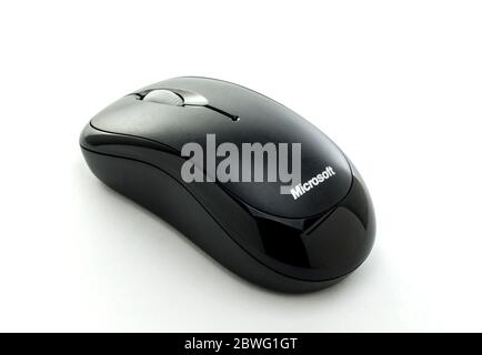 Mouse ottico per computer Microsoft su sfondo bianco, Microsoft Corporation è stata fondata da Bill Gates e Paul Allen in New Mexico, America Foto Stock
