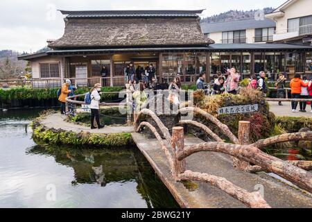 Oshino, Giappone - 09Dec2019: Hakkai o otto mari, si riferisce alle otto piscine d'acqua che sono l'attrazione principale a Oshino Hakkai. I visitatori possono bere t Foto Stock