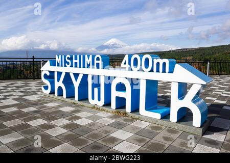 Il Mishima Skywalk è un pittoresco punto panoramico dove è possibile vedere il Monte Fuji da un gigantesco ponte sospeso. Una lunghezza totale di 400 m, è quella del Giappone Foto Stock