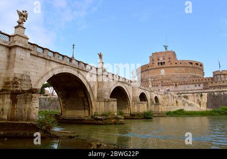 Ponte Angelo che attraversa il fiume Tevere fino allo storico Castello del Santo Angelo di Roma Foto Stock