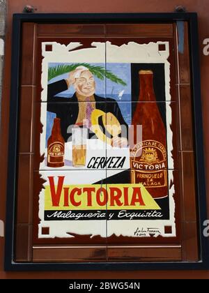 Pittura di piastrelle di ceramica che pubblicizzano la birra Victoria di Málaga, Andalusia, Spagna. Foto Stock