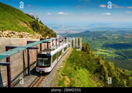 Treno panoramico che va alla cima del vulcano Puy de Dome nel Parco Regionale dei vulcani Auvergne Foto Stock