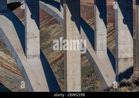 Fred G. Redmon Bridge, noto anche come Selah Creek Bridge, attraversa Selah Creek sull'Interstate 82 nello stato di Washington, Stati Uniti Foto Stock