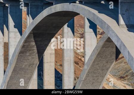 Fred G. Redmon Bridge, noto anche come Selah Creek Bridge, attraversa Selah Creek sull'Interstate 82 nello stato di Washington, Stati Uniti Foto Stock