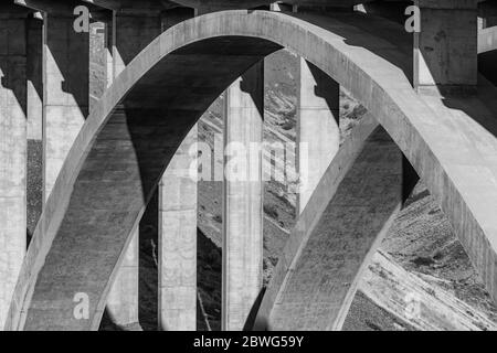 Fred G. Redmon Bridge, noto anche come Selah Creek Bridge, attraversa Selah Creek sull'Interstate 82 nello stato di Washington, Stati Uniti Foto Stock