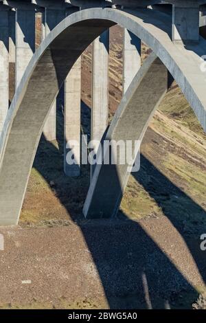 Fred G. Redmon Bridge, noto anche come Selah Creek Bridge, attraversa Selah Creek sull'Interstate 82 nello stato di Washington, Stati Uniti Foto Stock