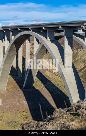 Fred G. Redmon Bridge, noto anche come Selah Creek Bridge, attraversa Selah Creek sull'Interstate 82 nello stato di Washington, Stati Uniti Foto Stock