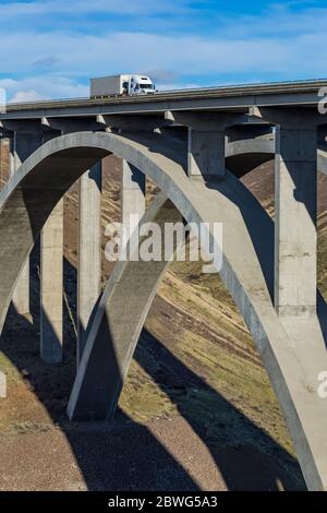 Fred G. Redmon Bridge, noto anche come Selah Creek Bridge, su Selah Creek sull'Interstate 82 nello stato di Washington, USA [nessuna pubblicazione di proprietà; disponibile per editoria Foto Stock