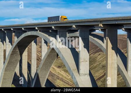 Fred G. Redmon Bridge, noto anche come Selah Creek Bridge, su Selah Creek sull'Interstate 82 nello stato di Washington, USA [nessuna pubblicazione di proprietà; disponibile per editoria Foto Stock