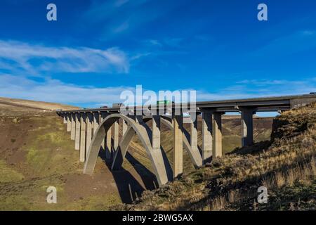 Fred G. Redmon Bridge, noto anche come Selah Creek Bridge, su Selah Creek sull'Interstate 82 nello stato di Washington, USA [nessuna pubblicazione di proprietà; disponibile per editoria Foto Stock